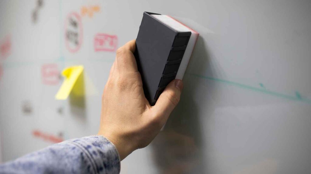 למנוע כתמים על הלוח הלבן בעת השימוש